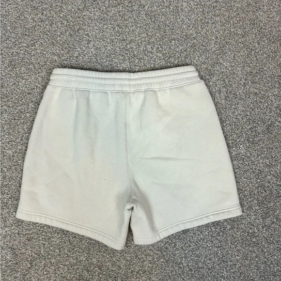 Hollister mid thigh tan‎ loose shorts - Picture 2 of 6